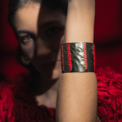 Pulseira Manilha - pulseira em chapa metálica com bordado vermelho