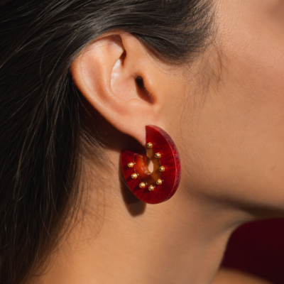 Alternative view of Brinco Brasa Vermelho - argola em acrílico vermelha e tartaruga com bolinhas douradas