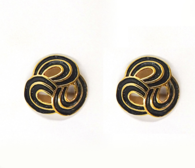Brinco Mali Preto – metal dourado esmaltado