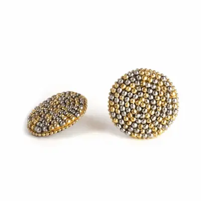 Alternative view of Brinco Cochar – brinco redondo com bolinhas metal prata e dourado
