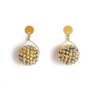 Alternative view of Brinco Dualis – brinco de bolas de metal prata e dourado