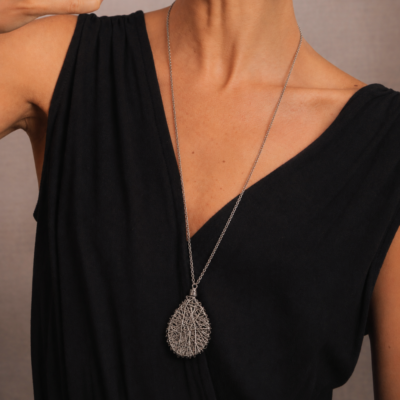 Colar Gota Prata – colar aramado em metal prata tipo teia