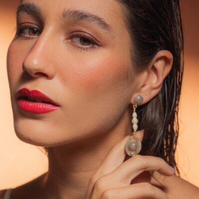 Brinco Aura - longo com elementos em resina marfim, cinza e tartaruga claro