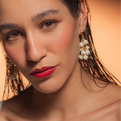Brinco Caparazon - cacho de flores em resina marfim e metal dourado