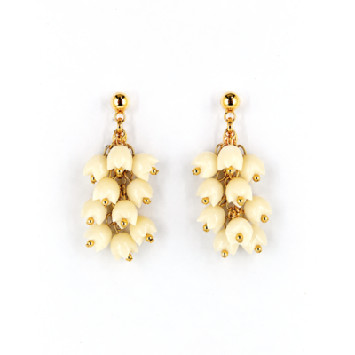 Alternative view of Brinco Caparazon - cacho de flores em resina marfim e metal dourado