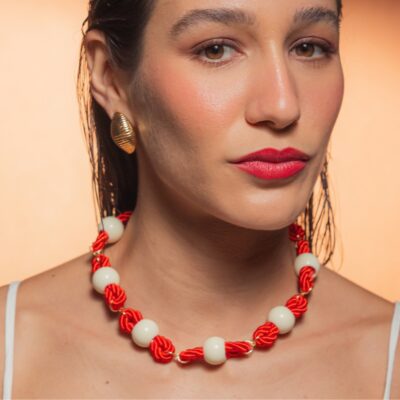 Colar Marfil - colar em cordão trançado vermelho com grandes contas em resina marfim