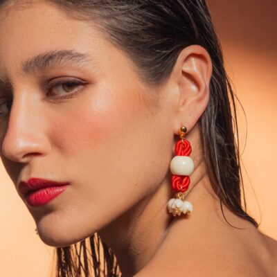 Brinco Marfil - longo com nós em cordão vermelho, conta e pingentes marfim