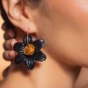 Brinco Flor Ônix - flor de acrílico preto com miolo em fio dourado torcido