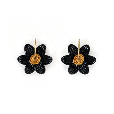 Alternative view of Brinco Flor Ônix - flor de acrílico preto com miolo em fio dourado torcido