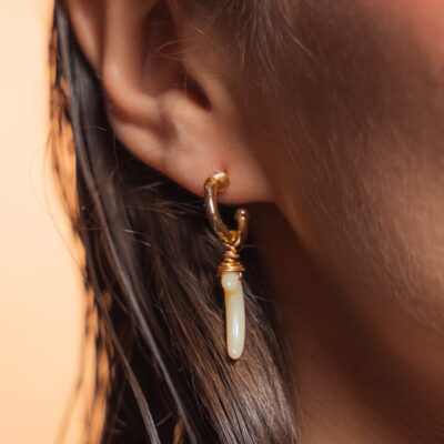 Brinco Toque de Marfim - argola pequena em metal dourado com pendente orgânico em resina marfim