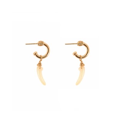 Alternative view of Brinco Toque de Marfim - argola pequena em metal dourado com pendente orgânico em resina marfim
